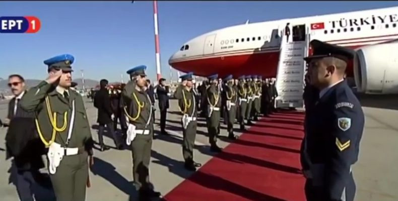 Ποιον άραγε χαιρετούσε επί δεκάλεπτο το άγημα του Ερντογάν στο αεροδρόμιο;